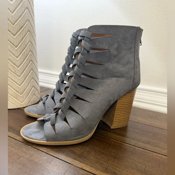 Qupid Gray Heeled Boots size 7.5 - Picture 4 of 10